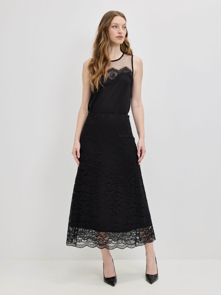 חצאית תחרה בצבע שחור