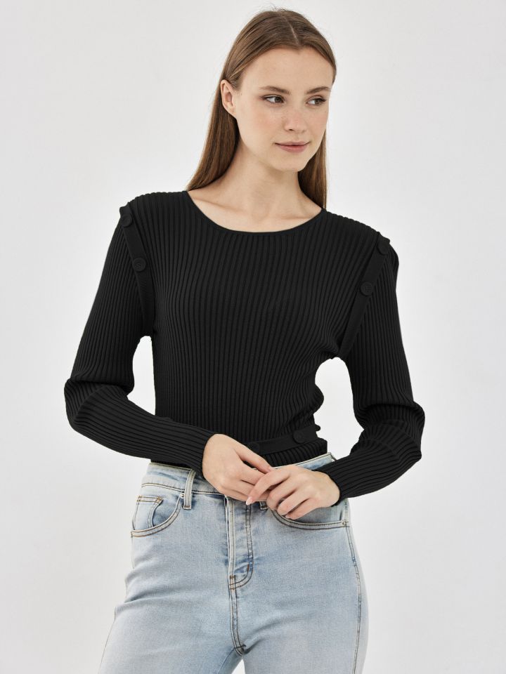 סריג כפתורים בצבע שחור