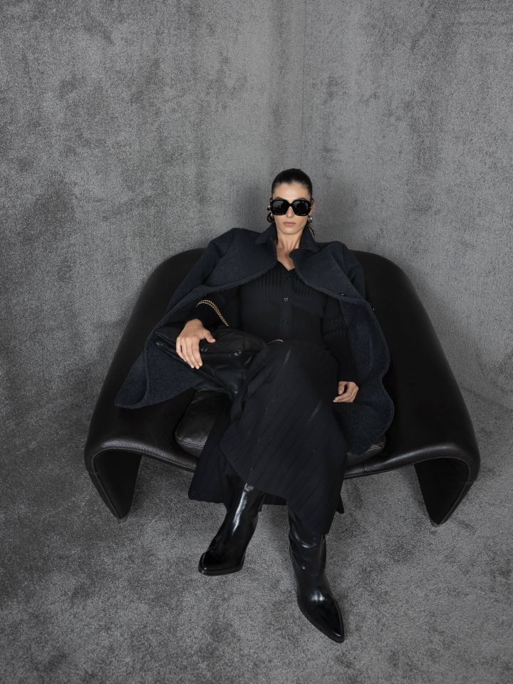 שמלה סריג צוארון ניטים בצבע שחור