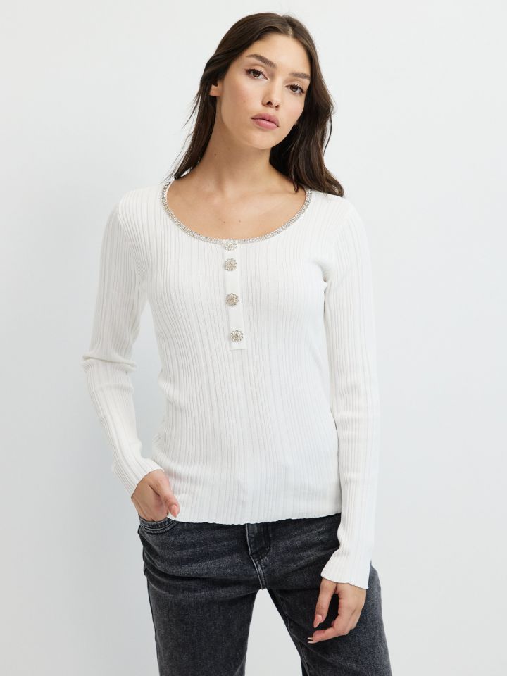 סריג כפתורי דמוי יהלומים בצבע אופוויט