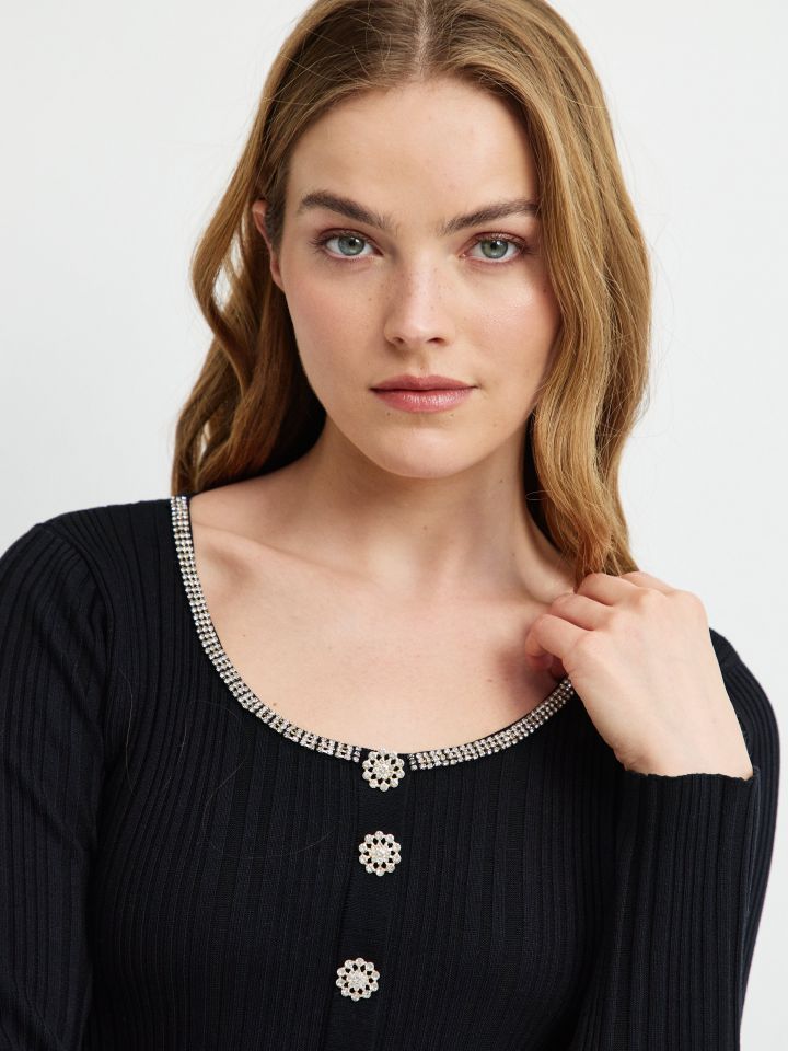 סריג כפתורי דמוי יהלומים בצבע שחור