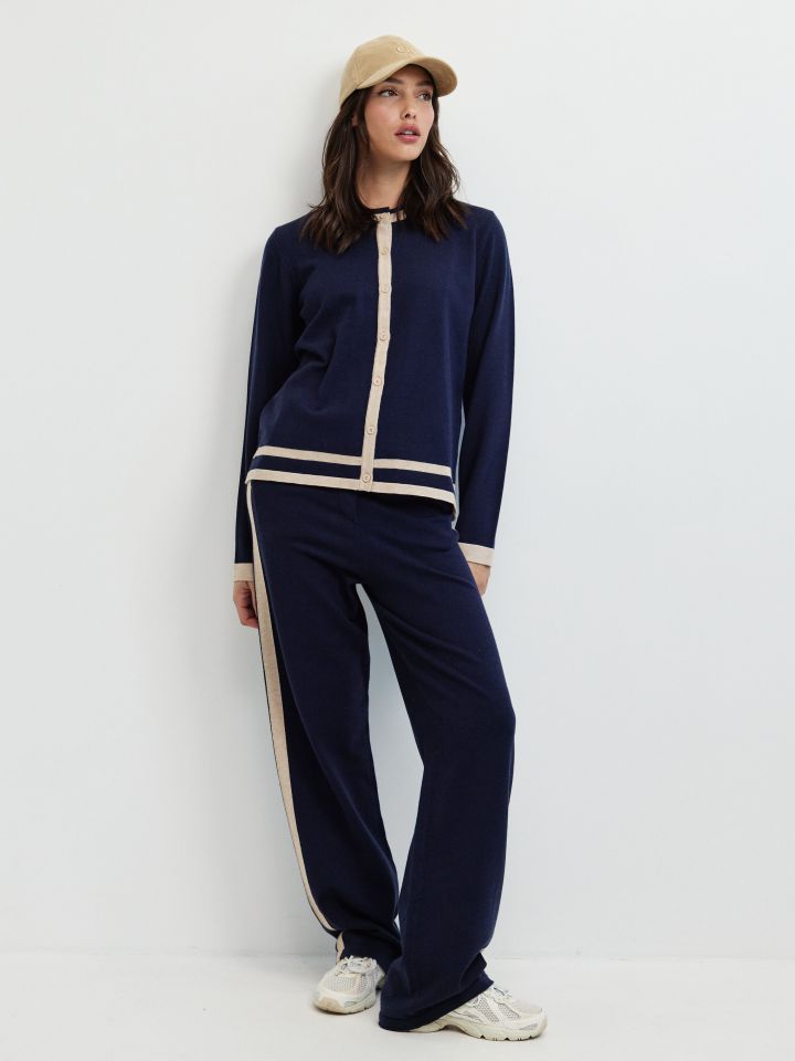 חליפת פנאי עליונית סריג בצבע נייבי