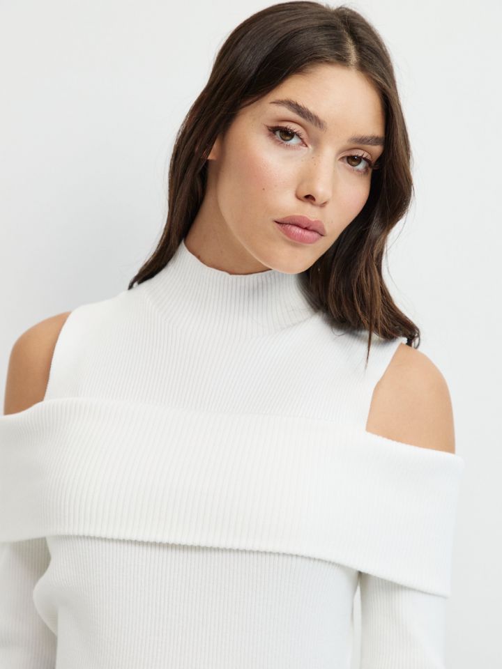 סריג גולף כתפיים חשופות בצבע אופוויט