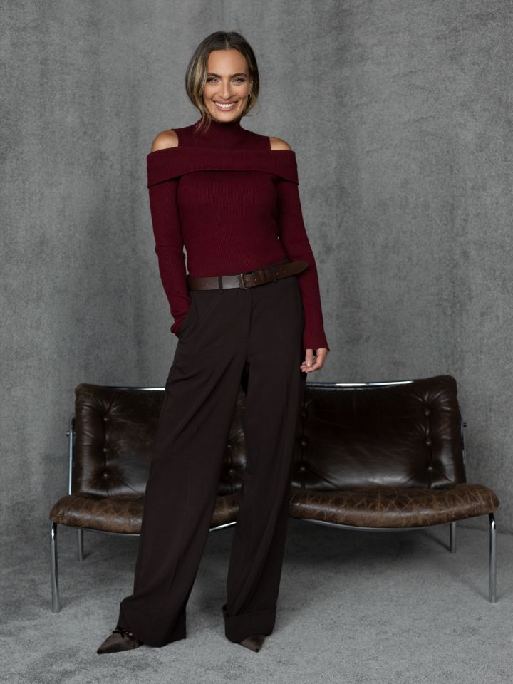 סריג גולף כתפיים חשופות בצבע בורדו