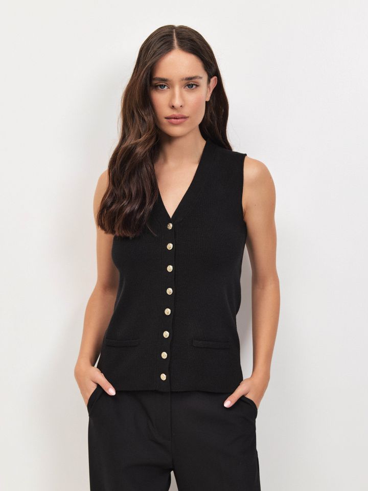 וסט סריג כפתורי זהב בצבע שחור