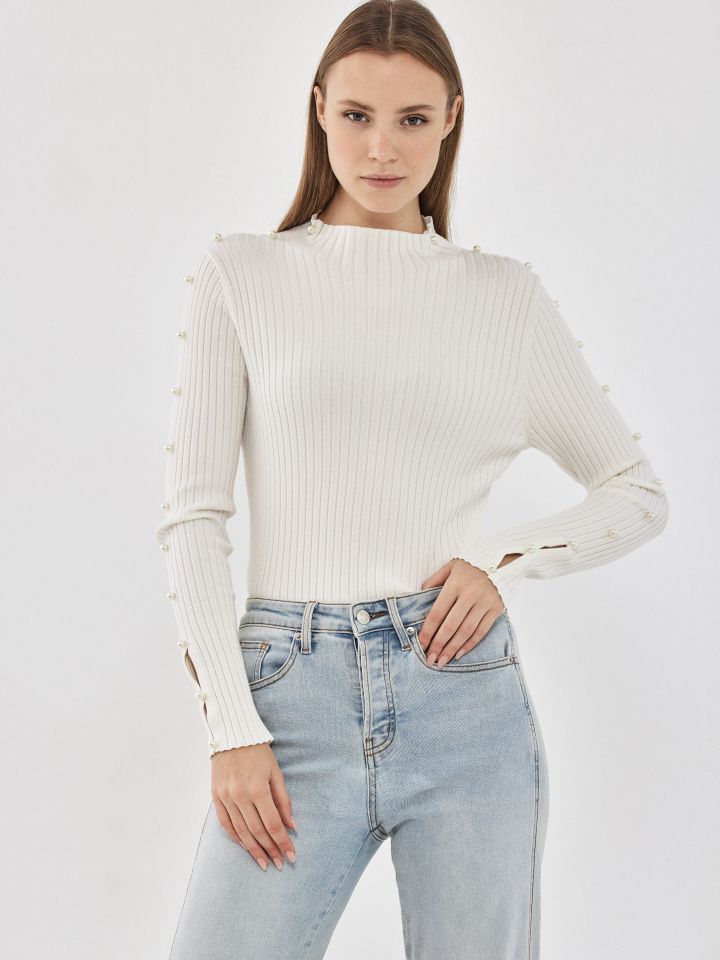 סריג פנינים בשרוול בצבע אופוויט