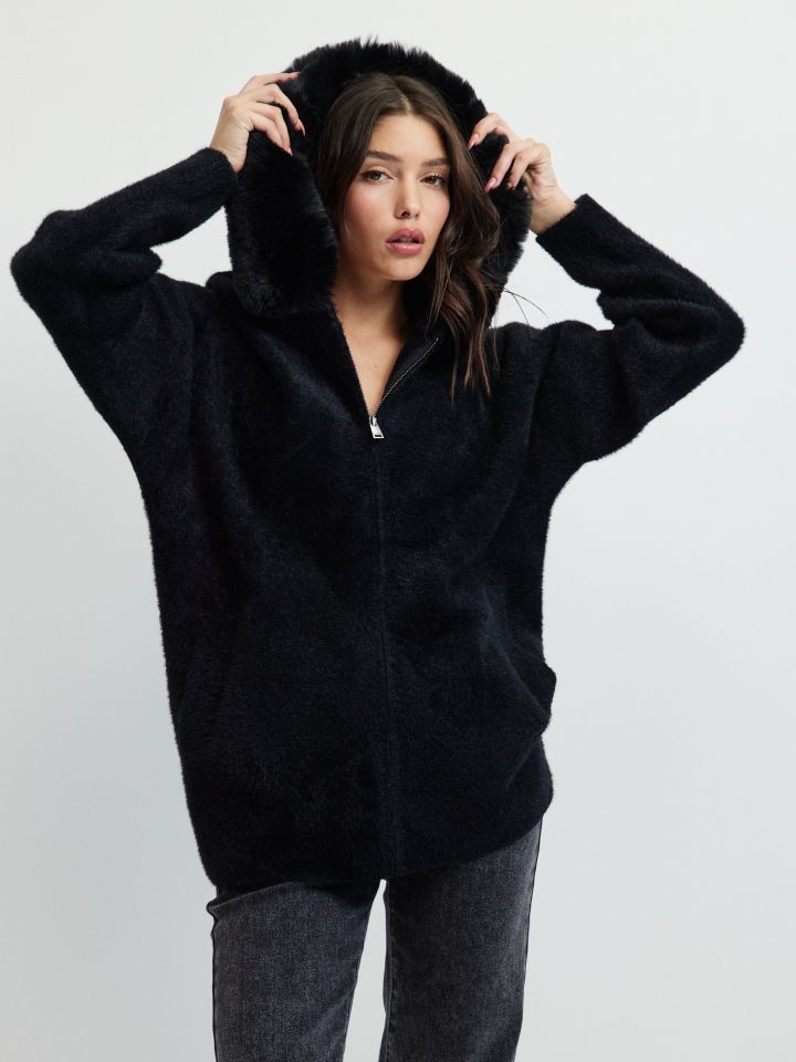 עליונית סריג קפוצון בצבע שחור