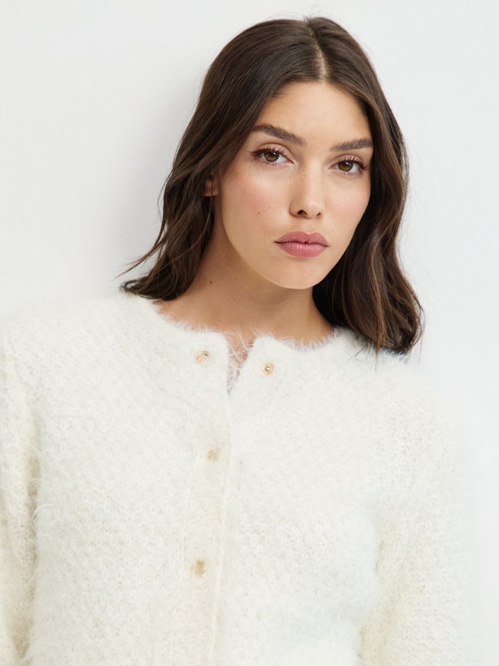 עליונית סריג כיסים וכפתורים בצבע אופוויט