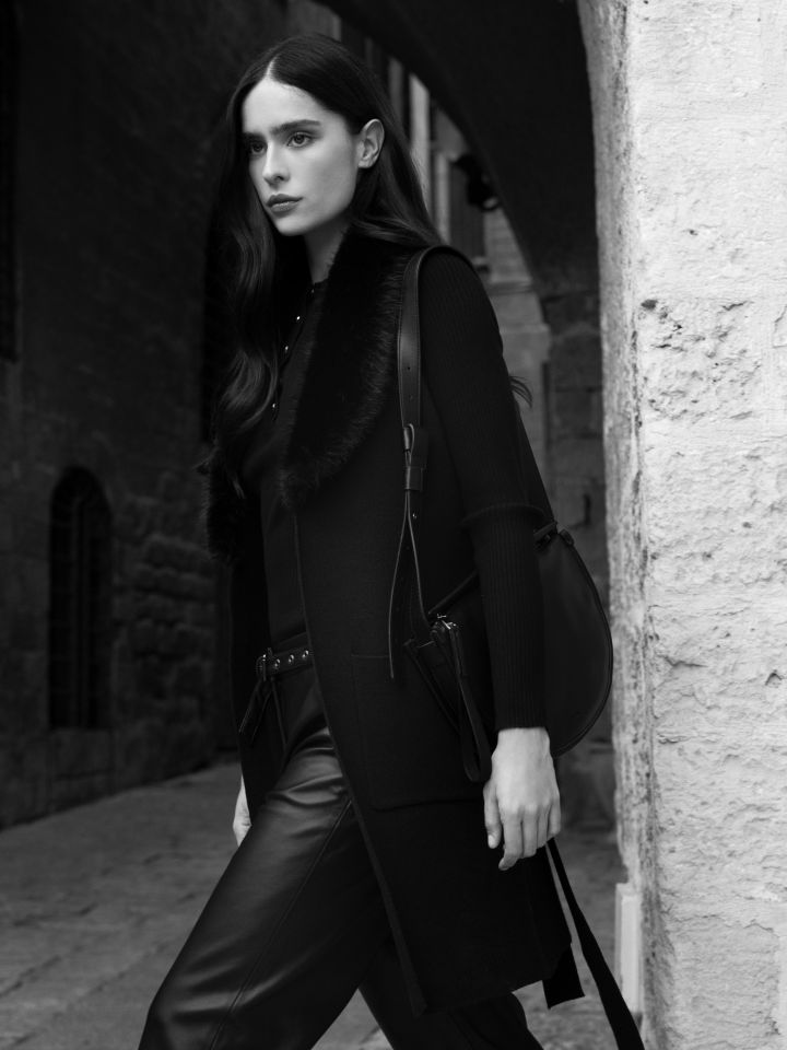 וסט סריג שילוב דמוי פרווה בצבע שחור