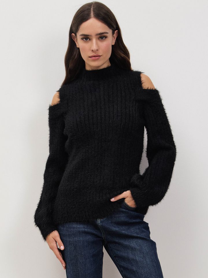 סריג פתחים  בכתפיים בצבע שחור