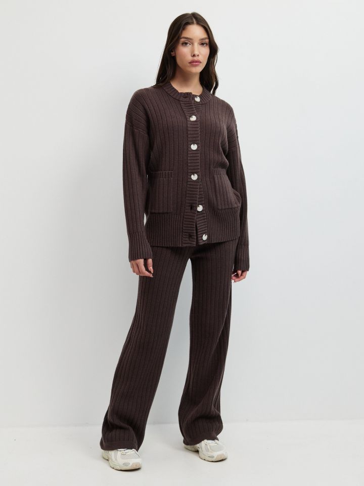 חליפת סריג ריבים בצבע חום בהיר