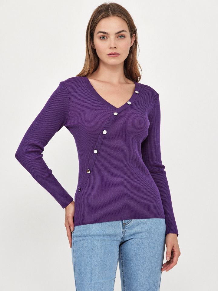 סריג V שילוב כפתורים בצבע סגול