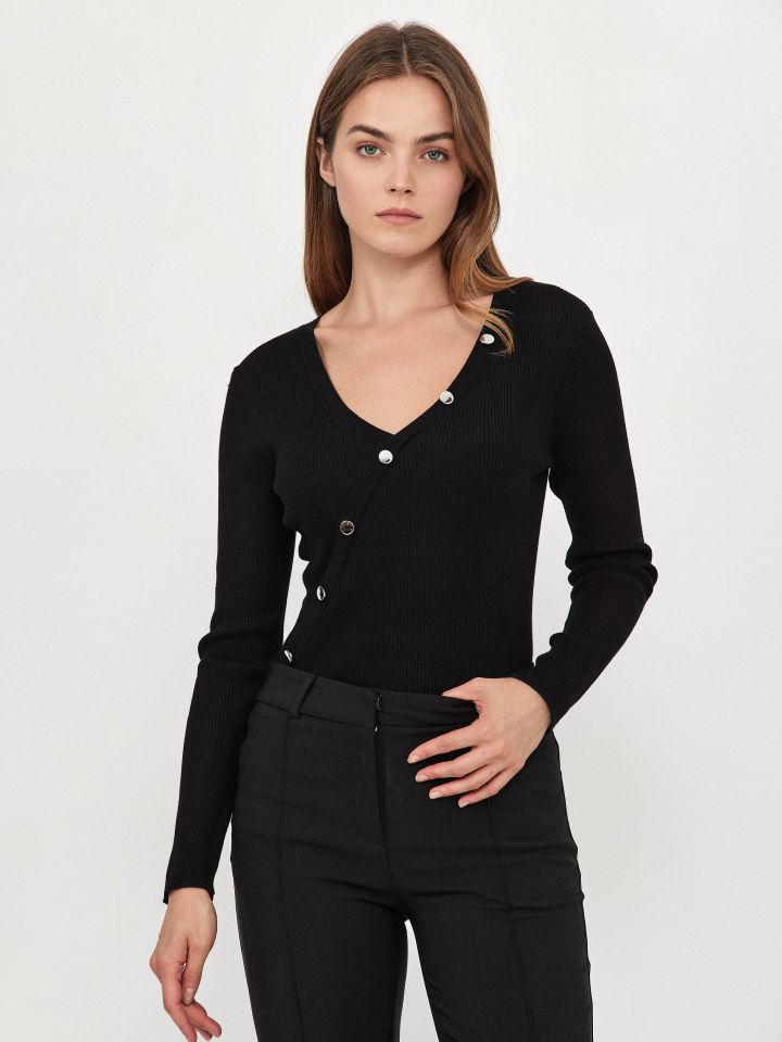 סריג V שילוב כפתורים בצבע שחור