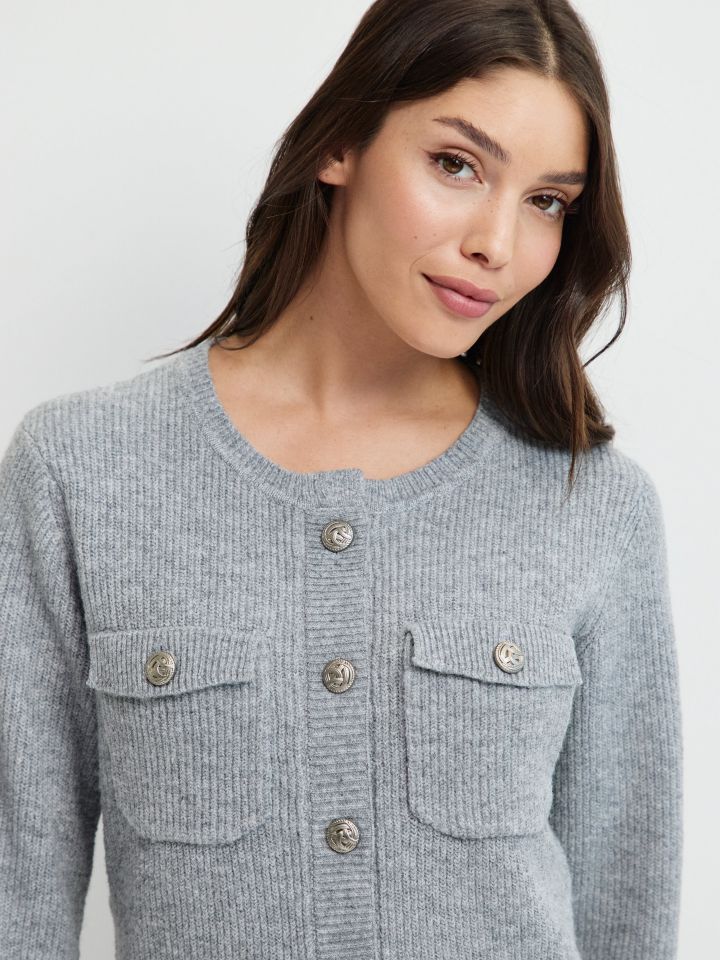 עליונית סריג כפתורים בצבע אפור כסף