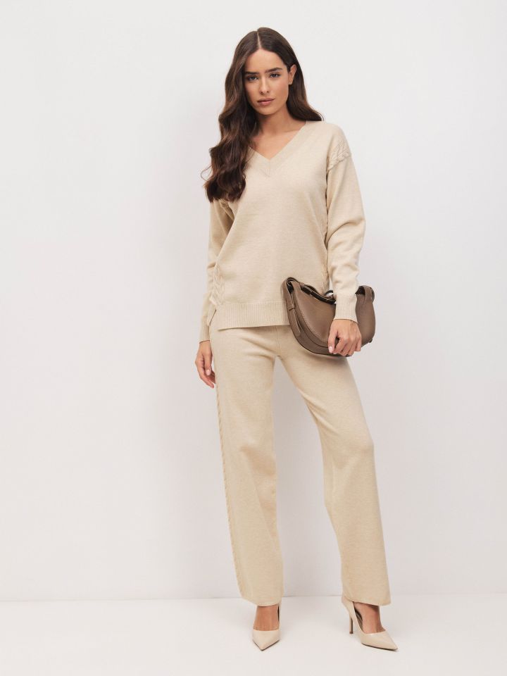 חליפת פנאי סריג V בצבע בייז קפוצינו