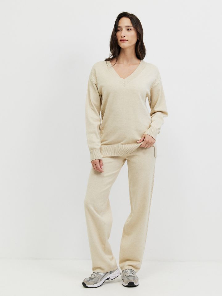 חליפת פנאי סריג V בצבע בייז קפוצינו