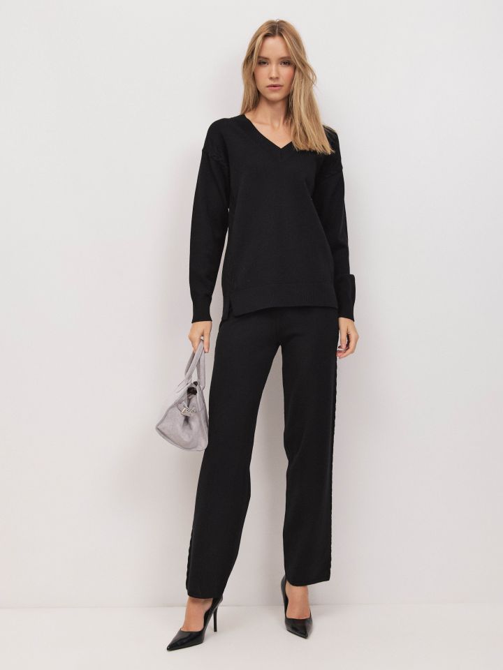 חליפת פנאי סריג V בצבע שחור