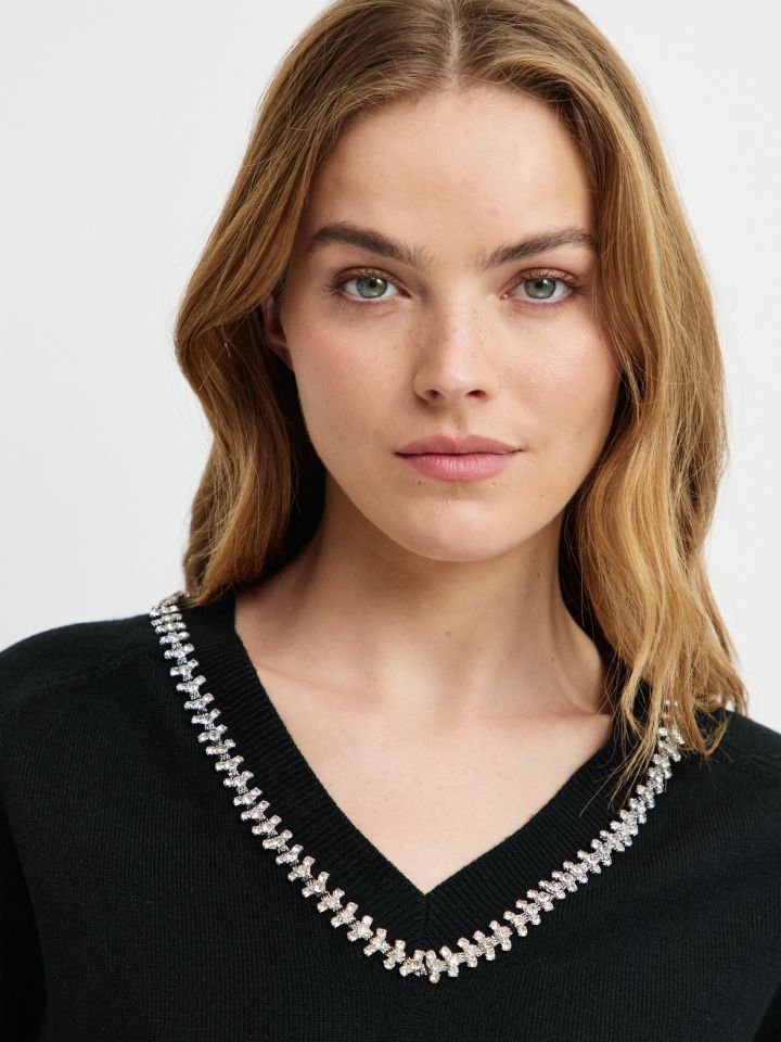 סריג V  דמוי יהלומים בצבע שחור