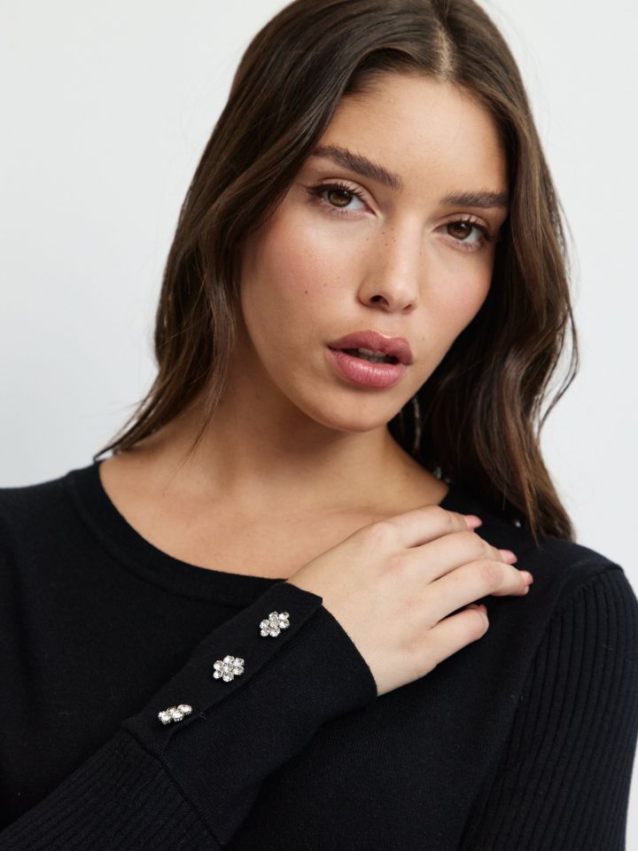 סריג כפתורי דמוי יהלומים בשרוול בצבע שחור