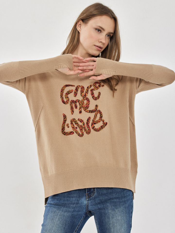 סריג ריקמה צבעונית בצבע קאמל