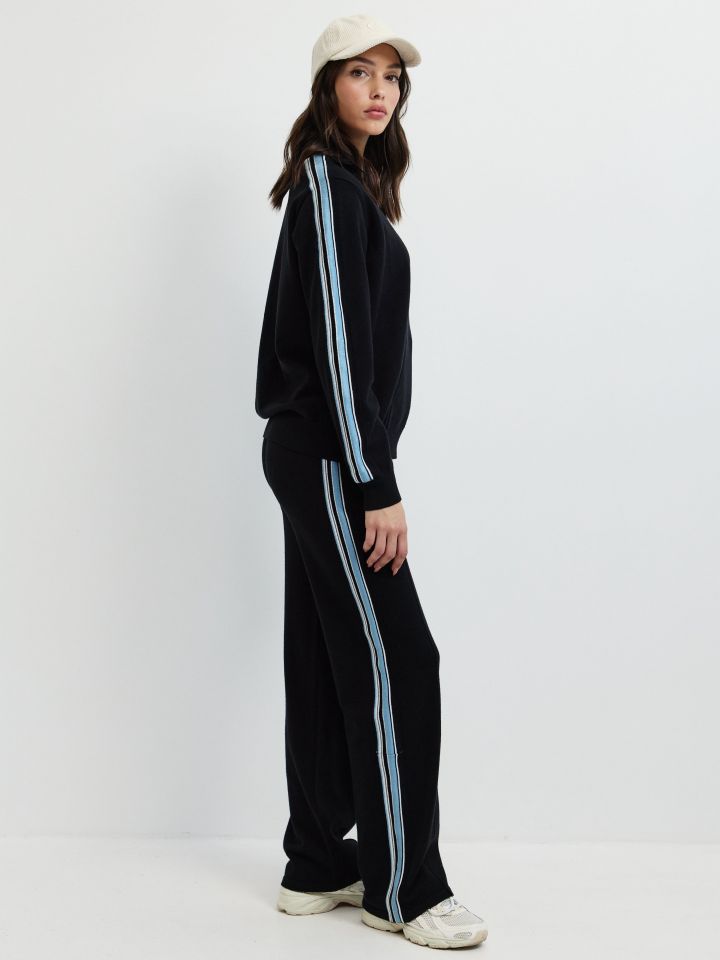 חליפת פנאי סריג פסי צד בצבע שחור