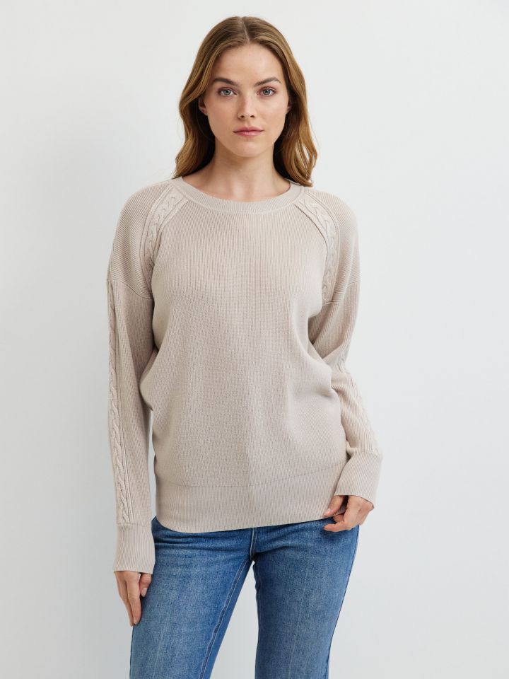 סריג צמות בשרוולים בצבע אבן