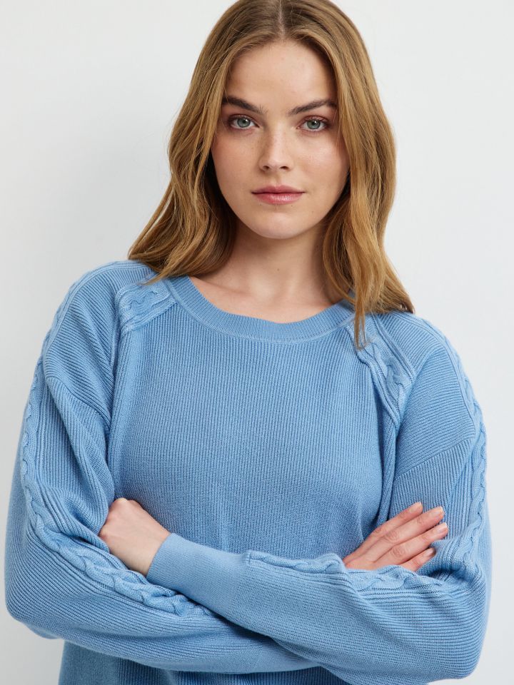 סריג צמות בשרוולים בצבע תכלת אורלי