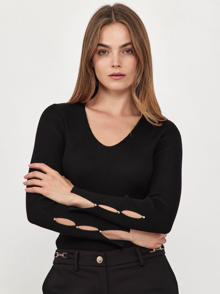 סריג V ריב כפתורים PROMO בצבע שחור