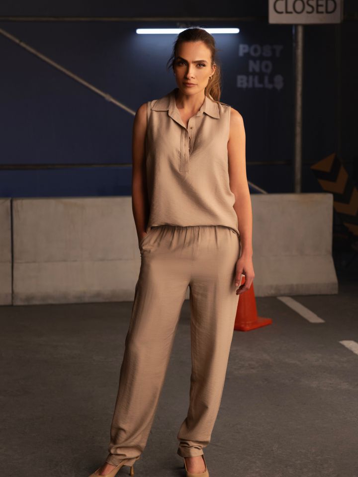 חליפת מכנסיים SHIRA בצבע בייז’