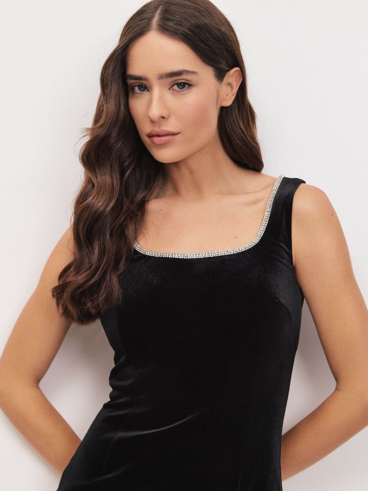 שמלה קטיפה פתח דמוי יהלומים בצבע שחור