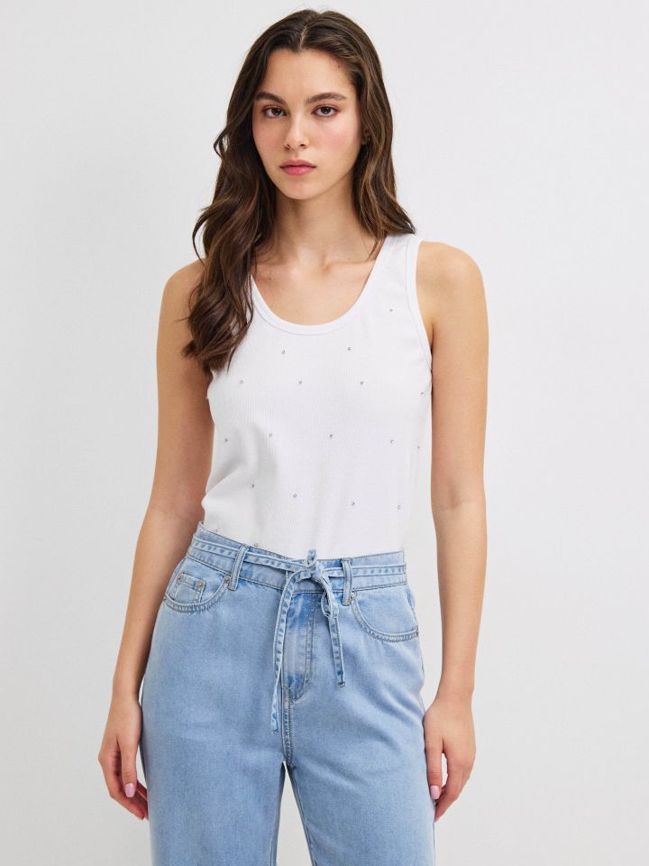 גופיה דמוי יהלומים בצבע לבן