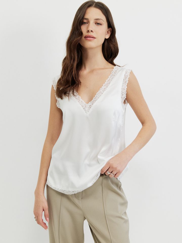 גופיה V סטן תחרה PROMO בצבע לבן