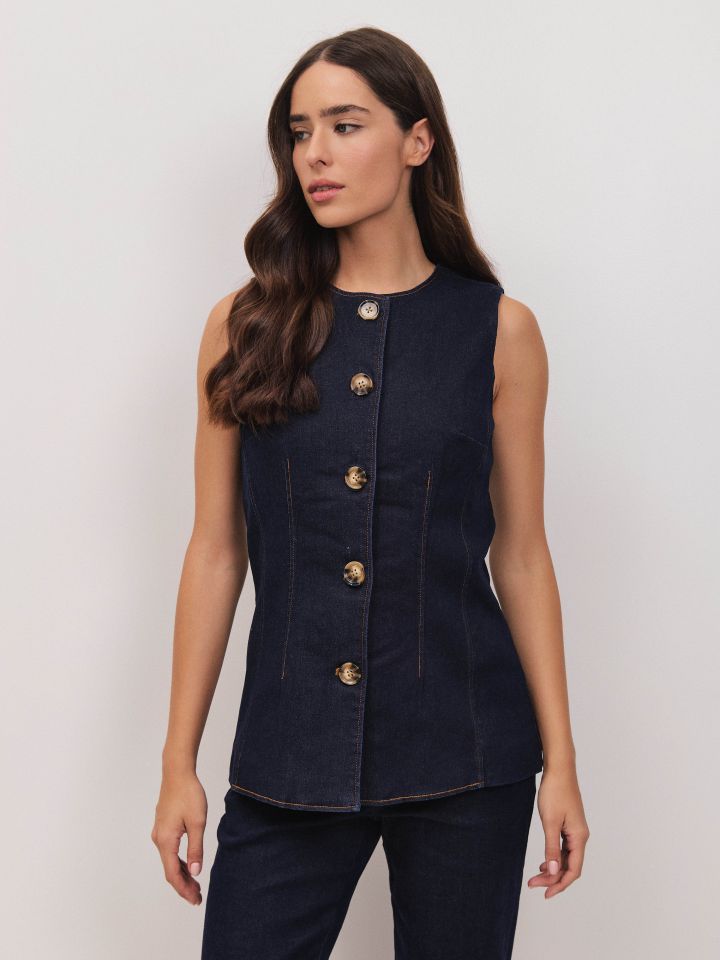 וסט ג’ינס כפתורים בצבע ג’ינס כהה