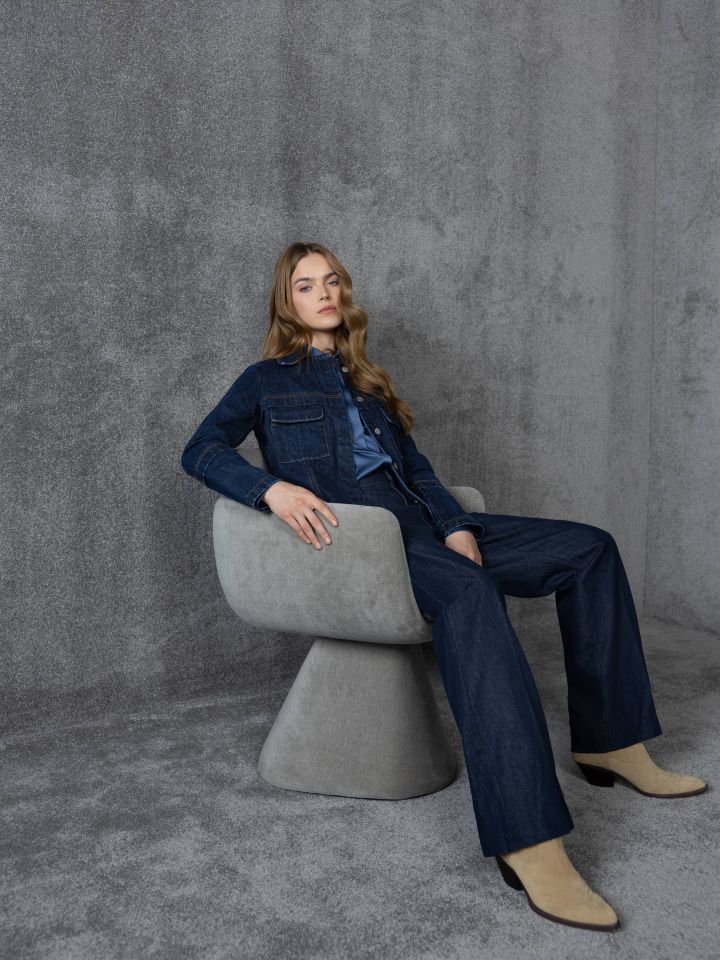 ג’קט ג’ינס קצר בצבע ג’ינס כהה