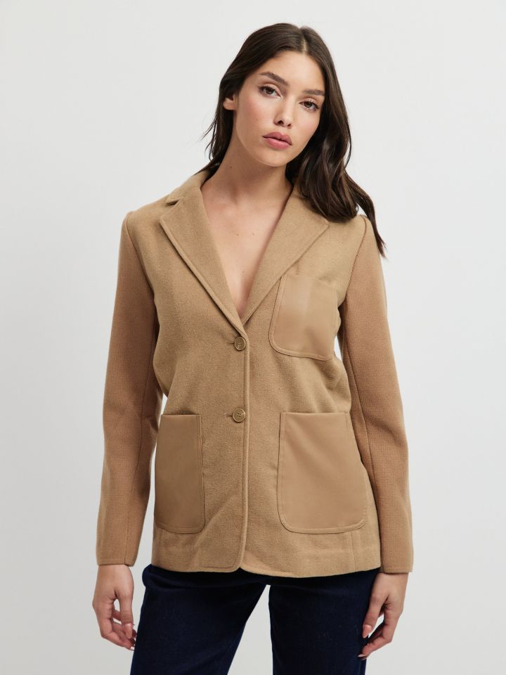 ג’קט שילוב כיסים בצבע בייז קפוצינו