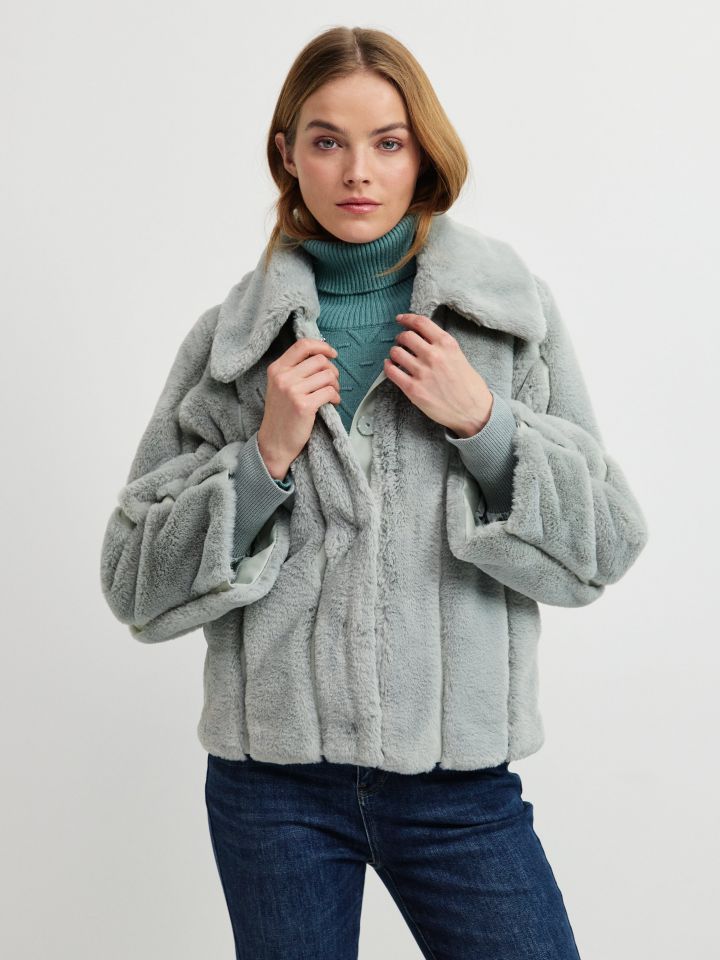 מעיל מראה פרווה פסי אורך בצבע ירוק בהיר