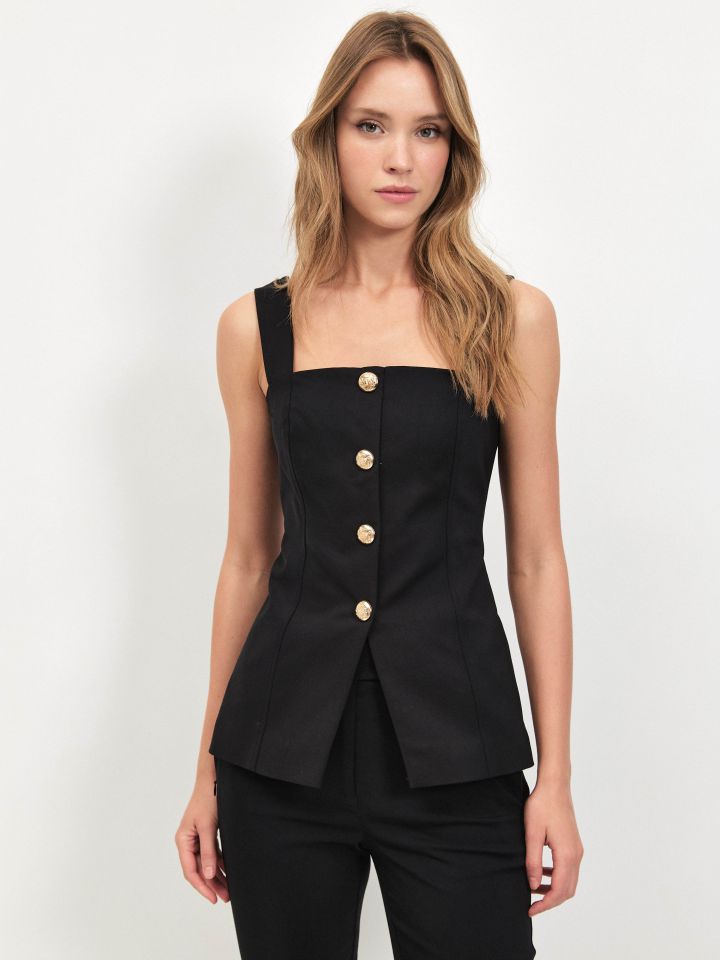 וסט כפתורי זהב בצבע שחור