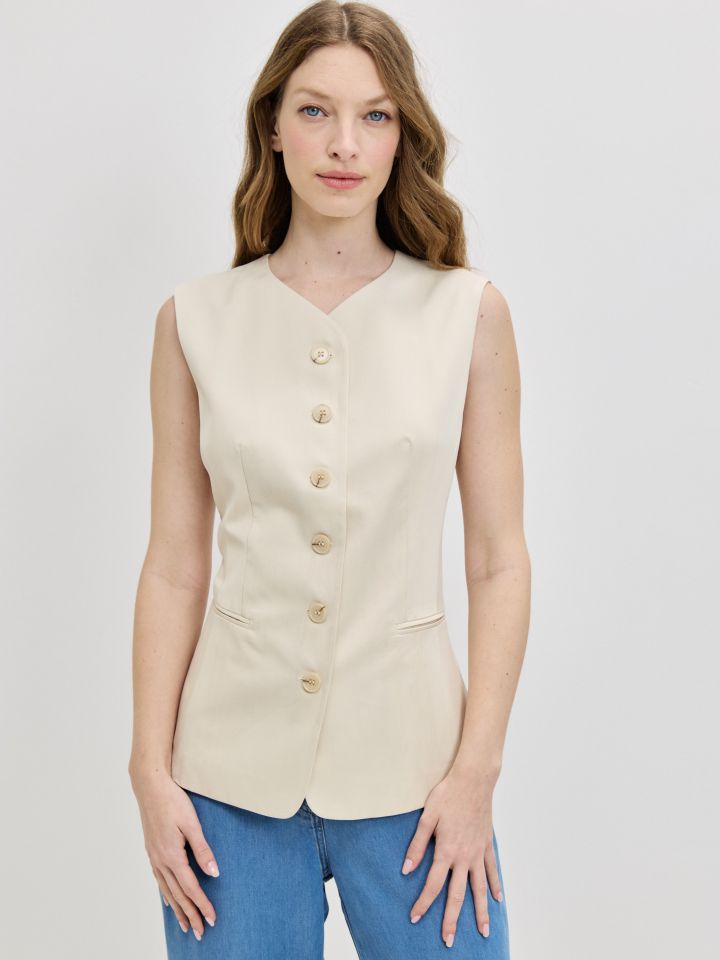 וסט כפתורים ROMI בצבע בייז’