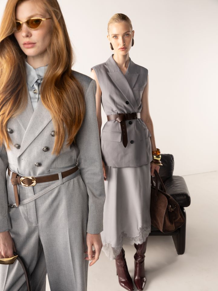 וסט כפתורים ארוך LIAT בצבע אפור מלאנז בינוני