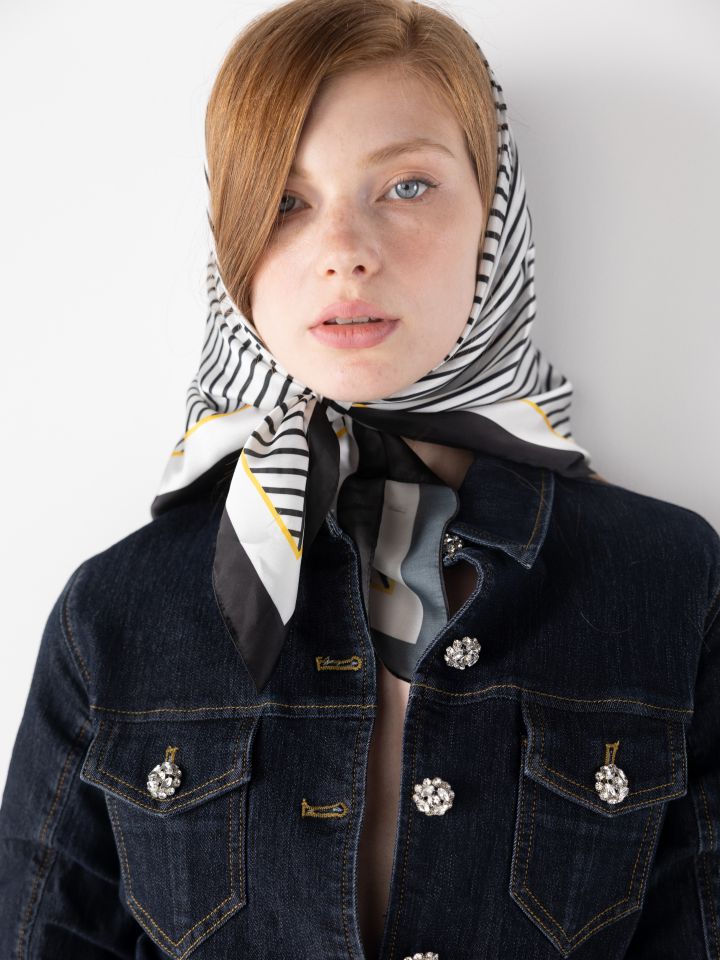 מטפחת דפוס פסים בצבע לבן/שחור