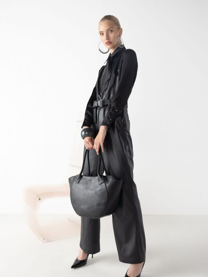 תיק יד מעוגל בצבע שחור