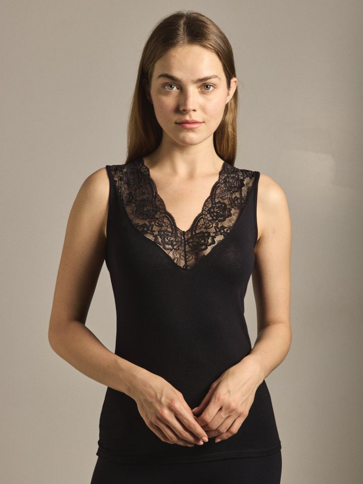 גופיית V משולבת תחרה רחבה בצבע שחור