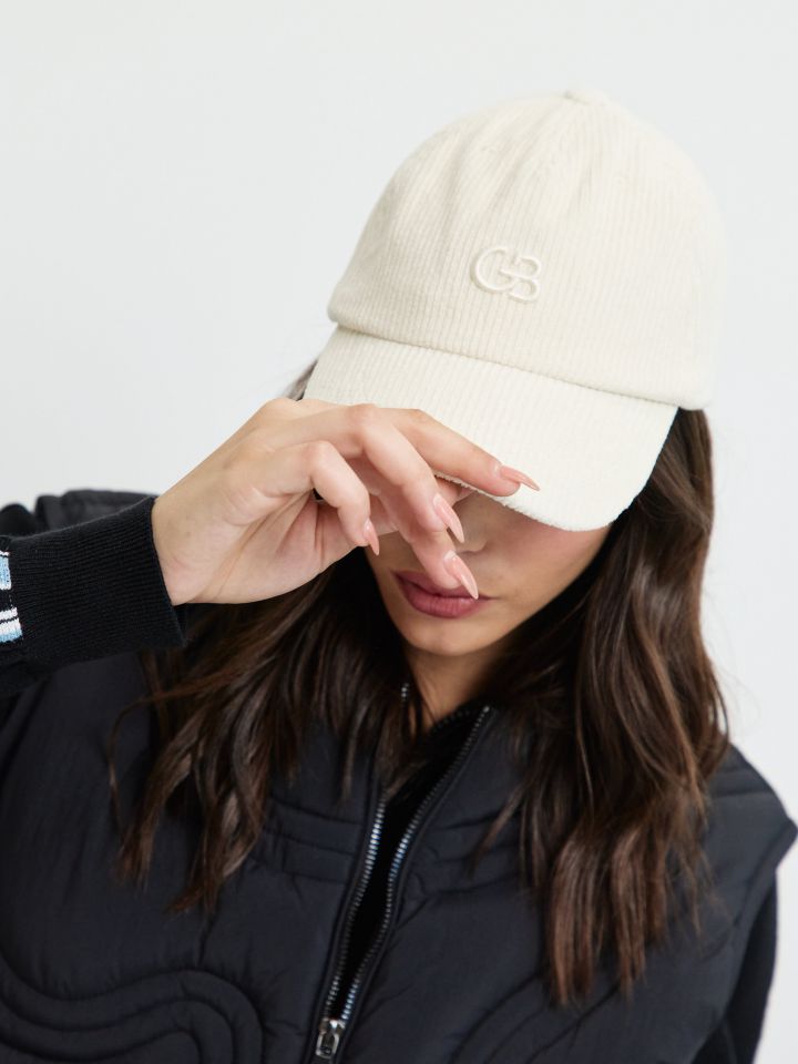 כובע קסקט קורדרוי בצבע אופוויט