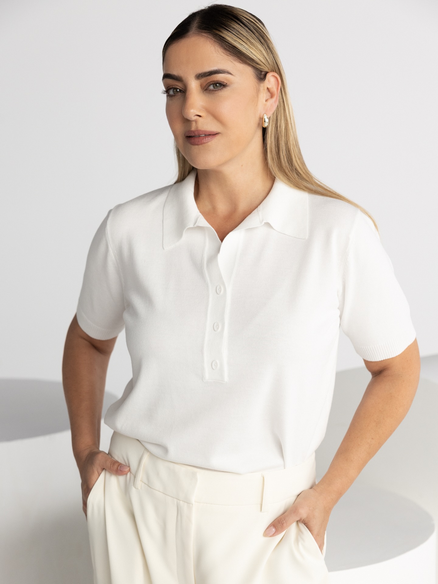 הכירי את החולצה הmust have  שלך לעונה הקרובה:
חולצת סריג פולו נעימה ויושבת מדויק על הגוף 🤍🔥✨
מחכים לך בסניפים ובמשלוח חינם בכל רכישה באתר.⁩