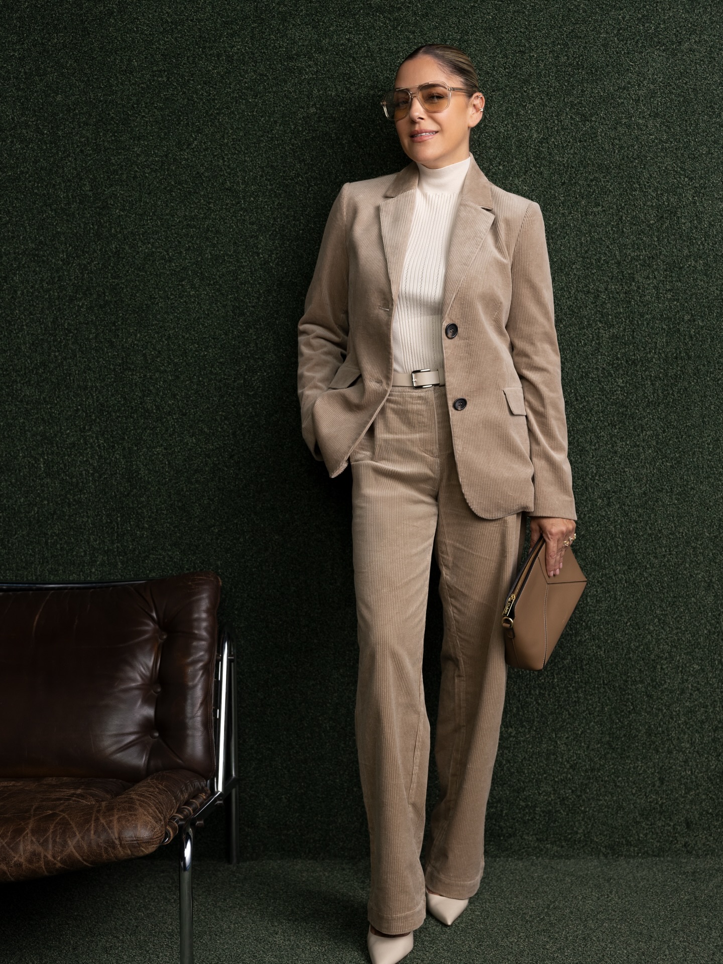 ⁨Winter chic never felt this good 🤍 
מגוון פריטים עד 50% הנחה, 
מחכות לך בסניפים ובמשלוח חינם בכל רכישה באתר.