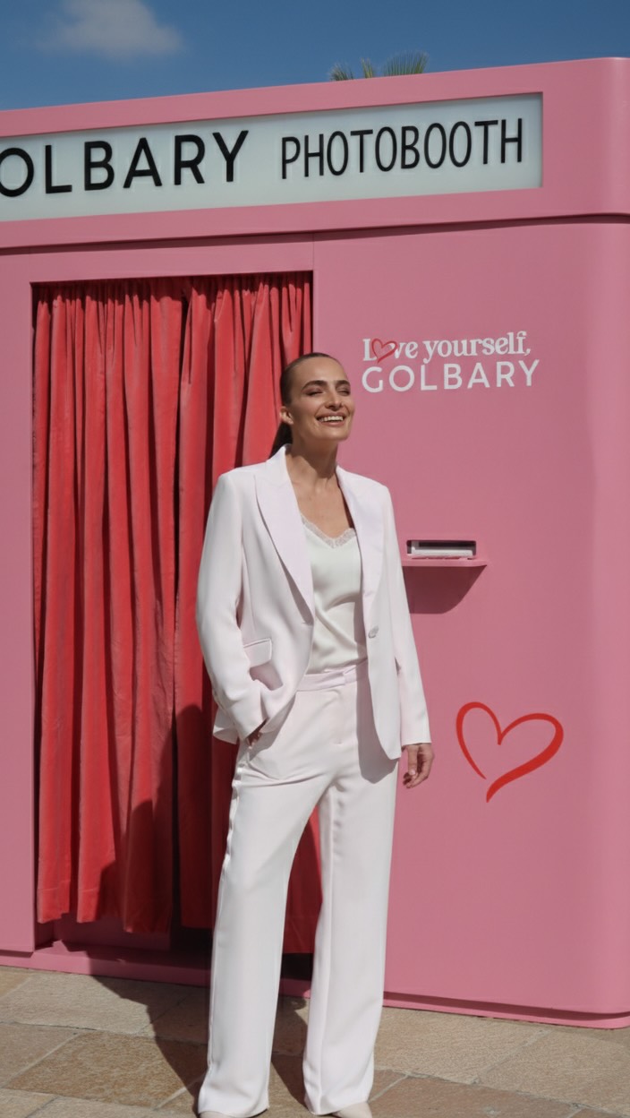 Love yourself ❤️
אז מה היא אהבה עבורכן?
וולנטיין כבר הפך למסורת אצלנו, השנה יצאנו לרחוב לשאול את השאלה הגדולה מה היא אהבה עבורכן? ולא לשכוח בדרך את עצמנו, ביום יום העמוס אנחנו כמעט ולא עוצרות לרגע, לא תמיד זוכרות לאהוב את עצמנו כמו שאנחנו. ביום האהבה הזה החלטנו לעצור, ולהזכיר לעצמנו שאנחנו הכי חשובות, מיוחדות, וחזקות בדיוק כמו שאנחנו. תמשיכו לפזר אהבה על אחרים ועל עצמכן💗 
יום אהבה שמח.