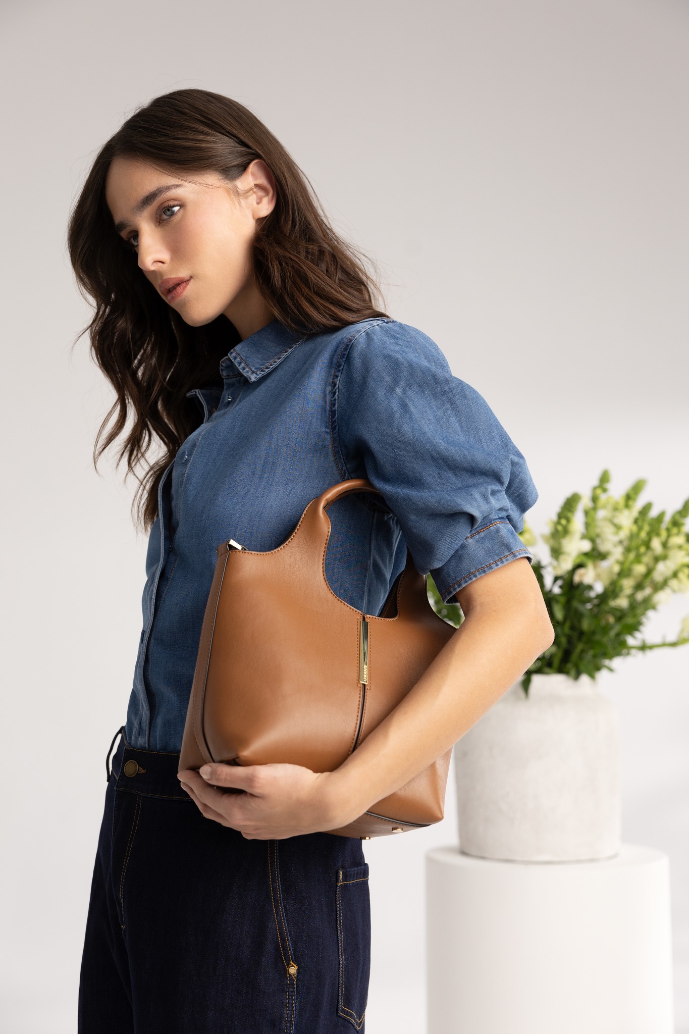 the perfect match ✨👜
לוק חדש, והתיק שעושה את כל ההבדל 
קולקציה חדשה הגיעה, 
מחכות לך בסניפים ובמשלוח חינם בכל רכישה באתר.