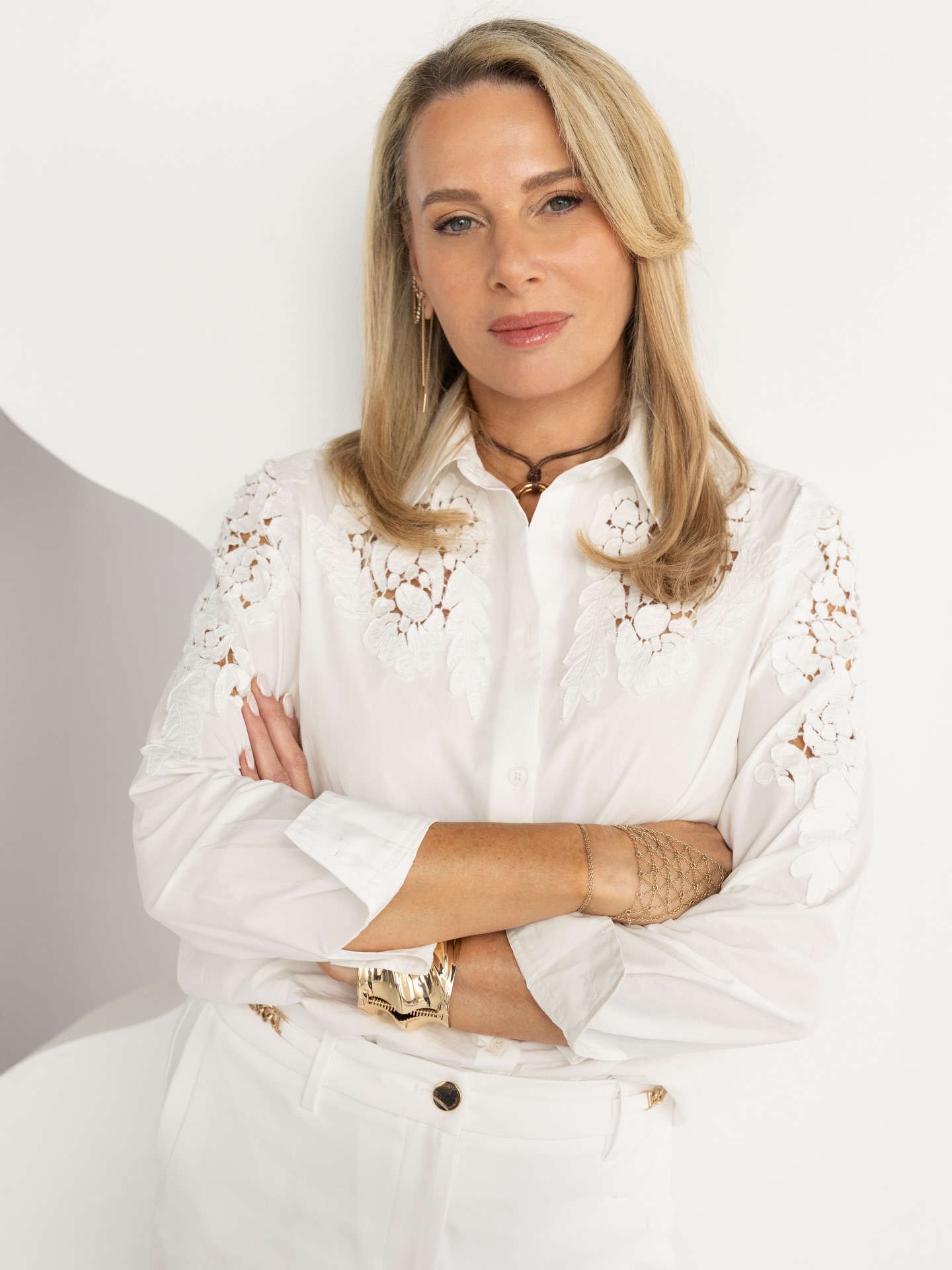 It’s all in the details.✨
 לפעמים החולצה הנכונה היא כל מה שצריך כדי להפוך לוק לבלתי נשכח.
מחכים לך בסניפים ובמשלוח חינם בכל רכישה באתר.⁩