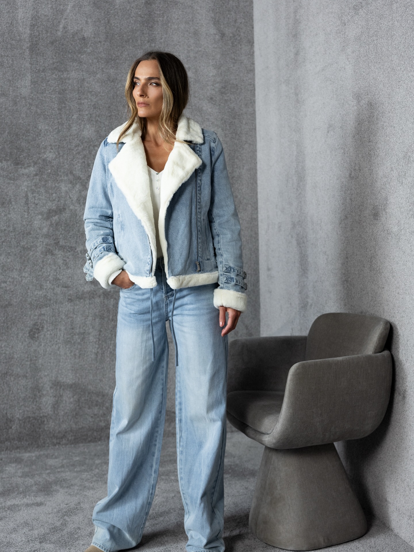 The kind jeans you’ll live in 💙🦋✨
הלוק האהוב עלינו בשבוע: ג׳ינס. 
מגוון פריטים עד 50% הנחה, 
מחכות לך בסניפים ובמשלוח חינם בכל רכישה באתר.