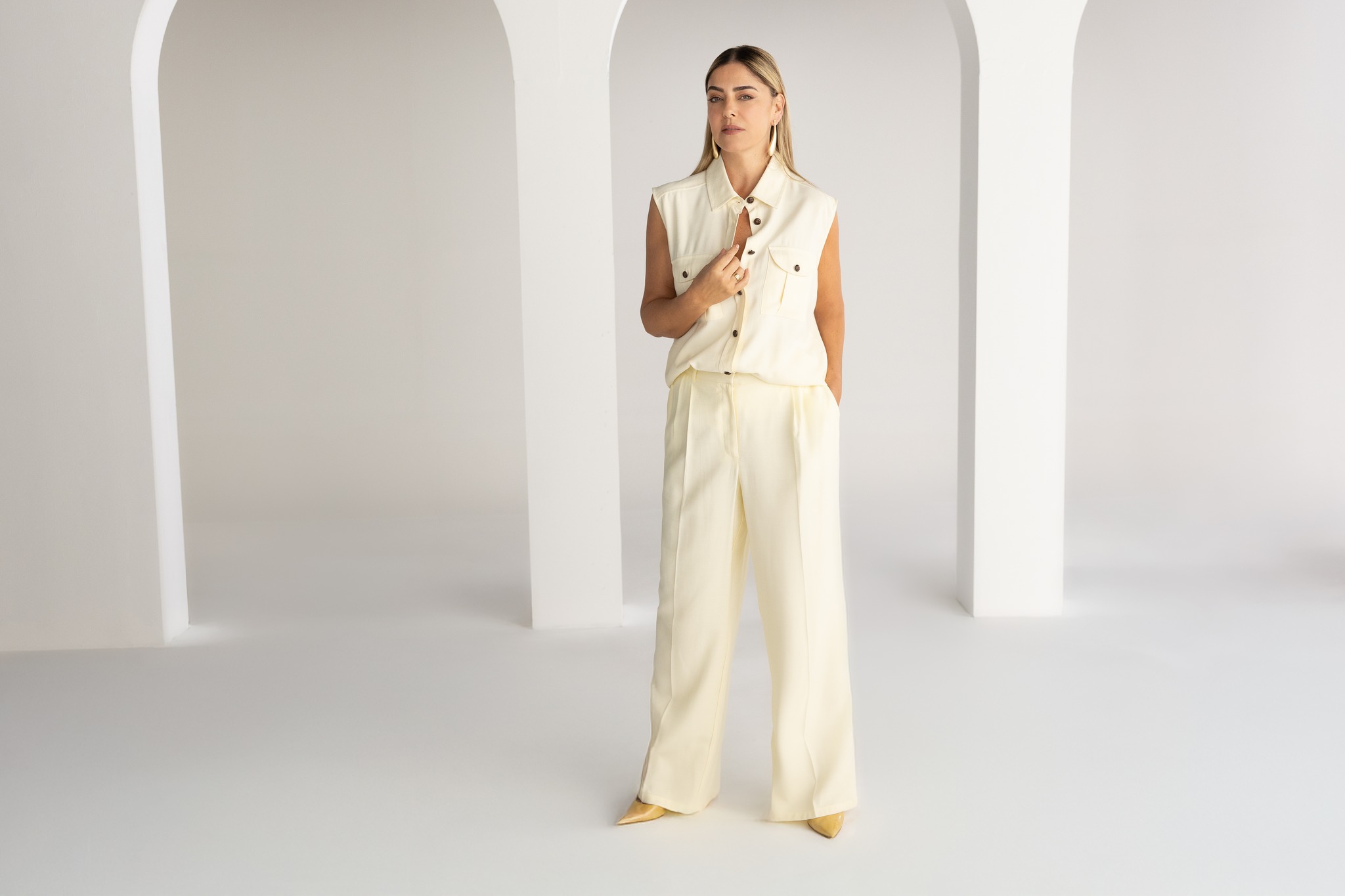 Yellow suit, summer energy 
לוק קיצי, מואר ומלא סטייל שמכניס צבע לכל רגע ☀️💛 
מחכים לכן בסניפים ובמשלוח חינם באתר